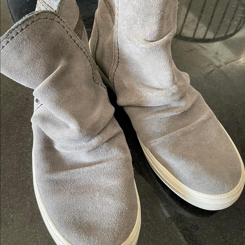 Sperry high top shoes